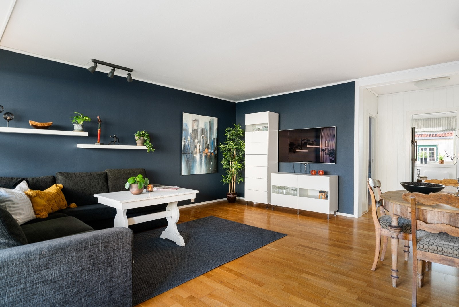 Stuen har en utforming som gjør det enkelt å innrede etter eget ønske og behov, med plass til både sofagruppe og spisebord. Galleribilde