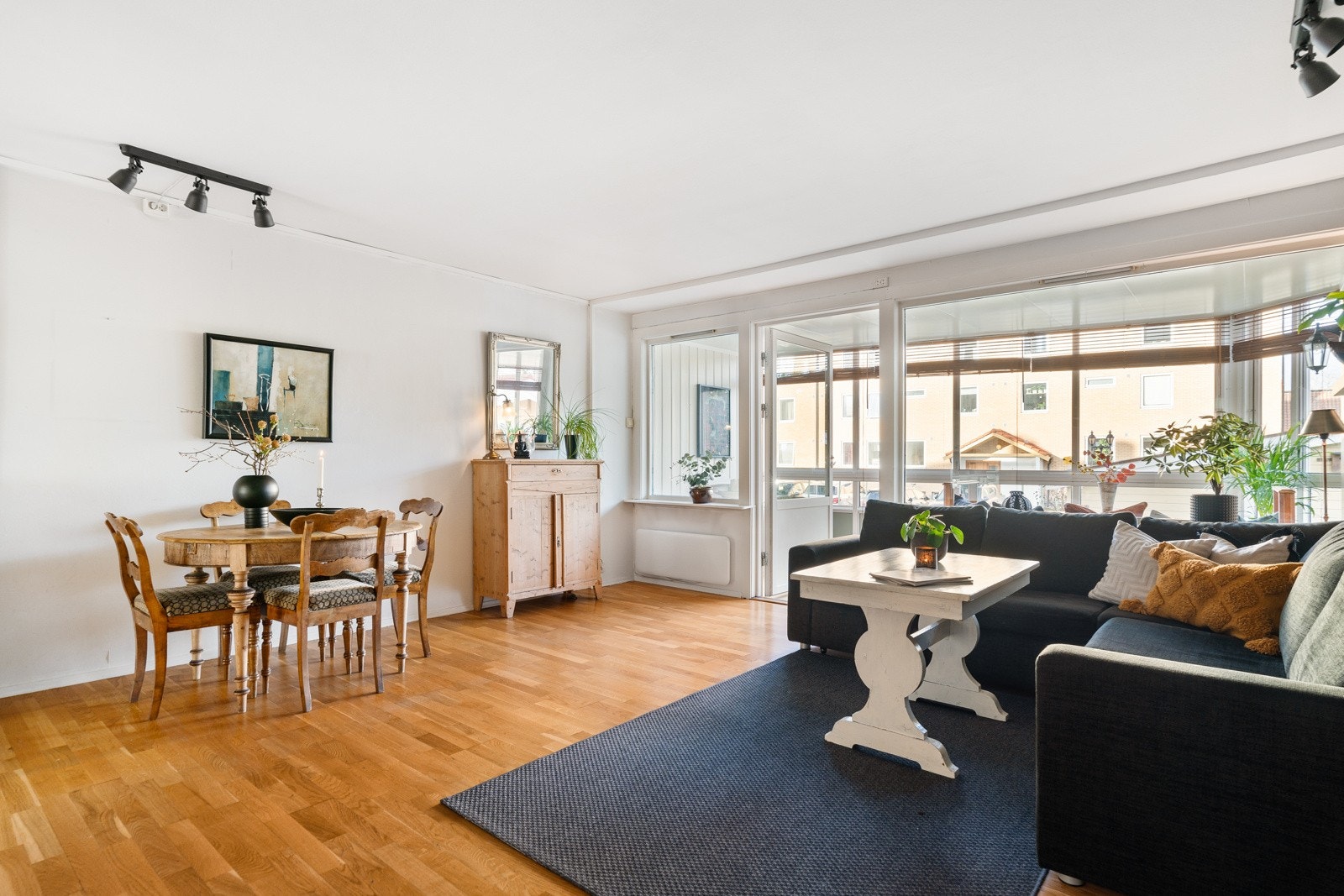 Leiligheten har en vestvendt beliggenhet i en høy 1. etasje. Galleribilde