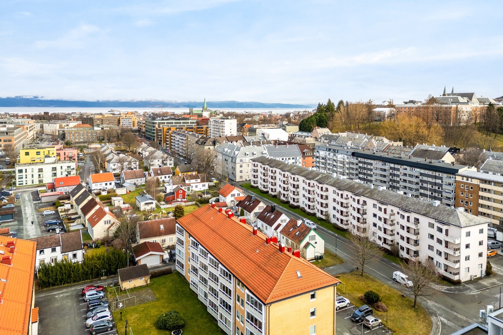 Beliggenheten er skreddersydd for deg som setter pris på et liv med forskjellige impulser og alt du kan tenke deg av butikker, offentlig kommunikasjon, servicetilbud og fritidsmuligheter innen gangavstand. Galleribilde