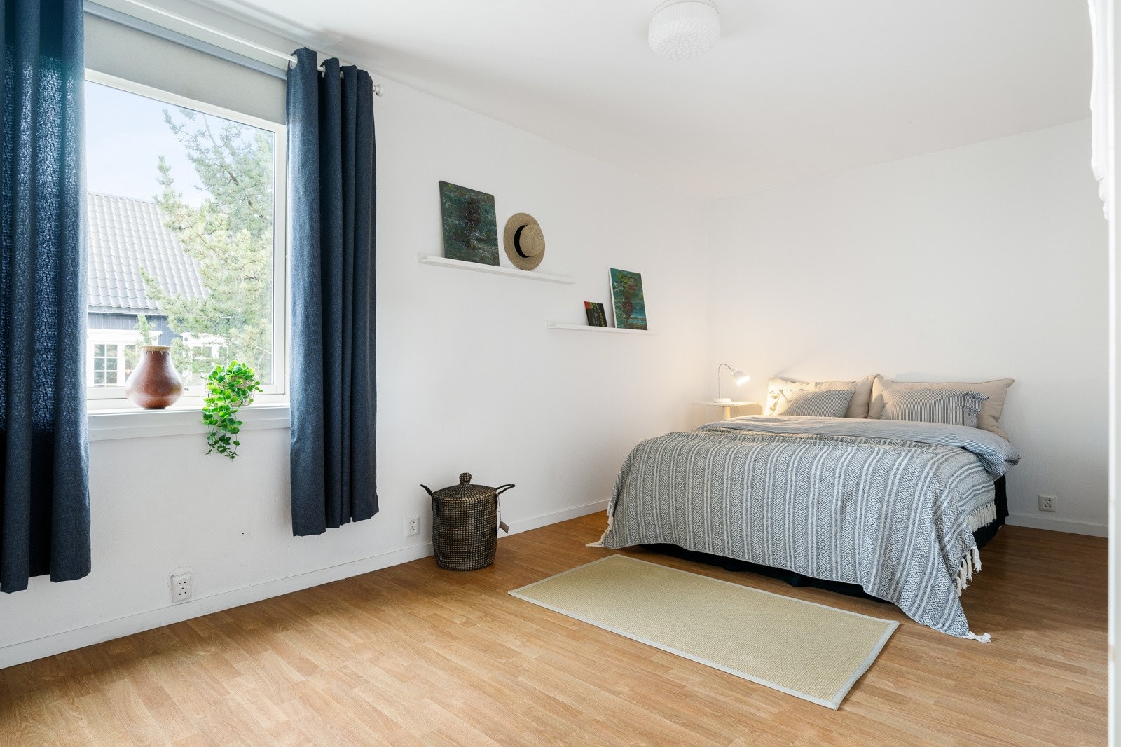 Det er god plass til dobbeltseng, garderobeskap og øvrig møblement på begge rom. Galleribilde