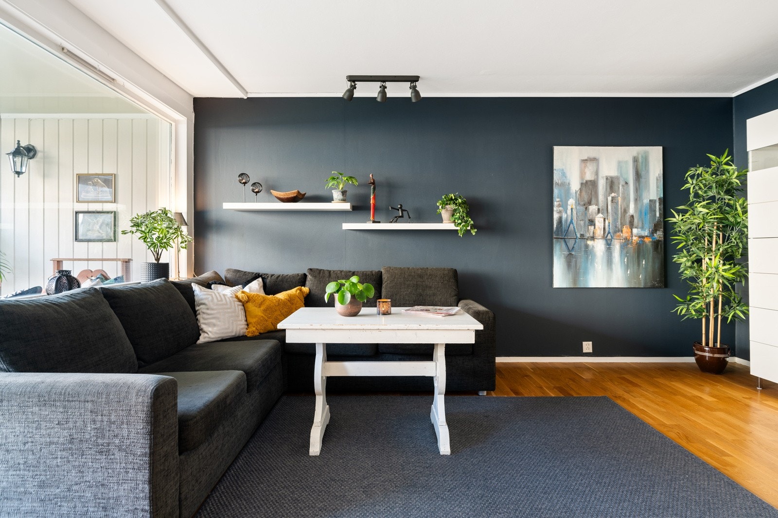 Andelen disponerer 16 kvm med bodareal fordelt på 2 boder i kjeller og 1 på loft. Galleribilde