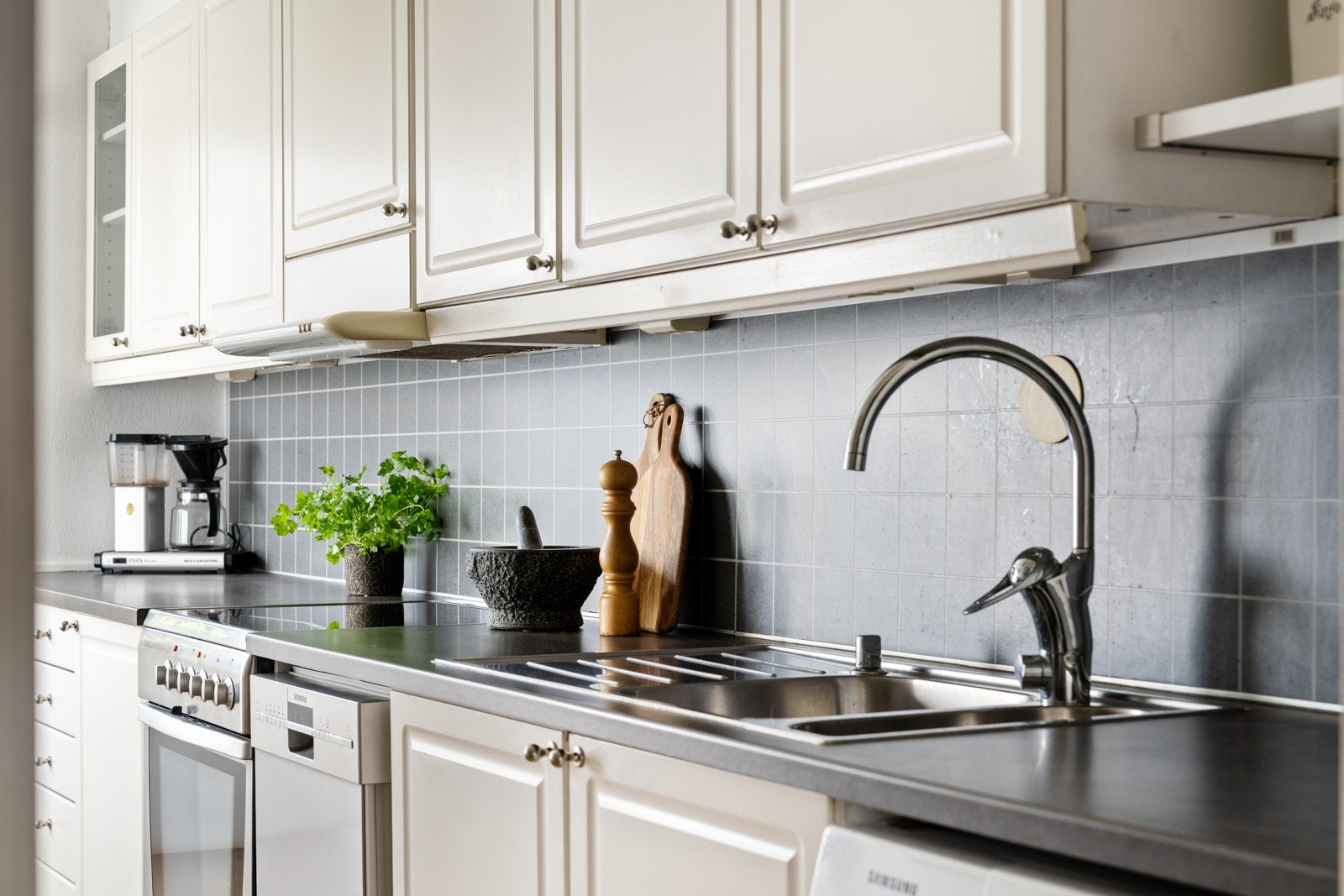 Medfølgende hvitevarer i form av platetopp, stekeovn, oppvaskmaskin og kjøleskap. Galleribilde