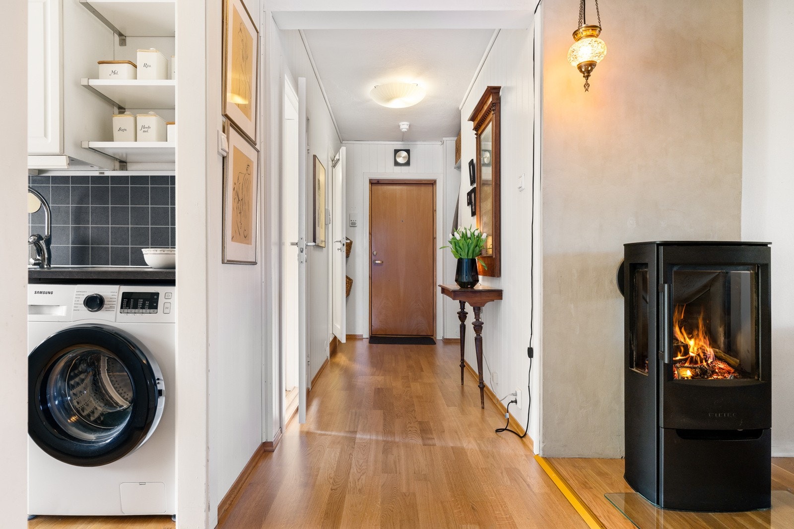 Innenfor døra blir du blir møtt av en lys og innbydende gang med god plass til vegghengt klesoppbevaring og skoskap. Galleribilde