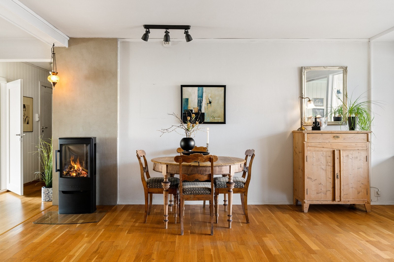 En peis fra 2020 varmer godt på kjølige dager, og er ellers et pent blikkfang i rommet. Skorsteinen ble rehabilitert i regi av borettslaget i 2019. Galleribilde