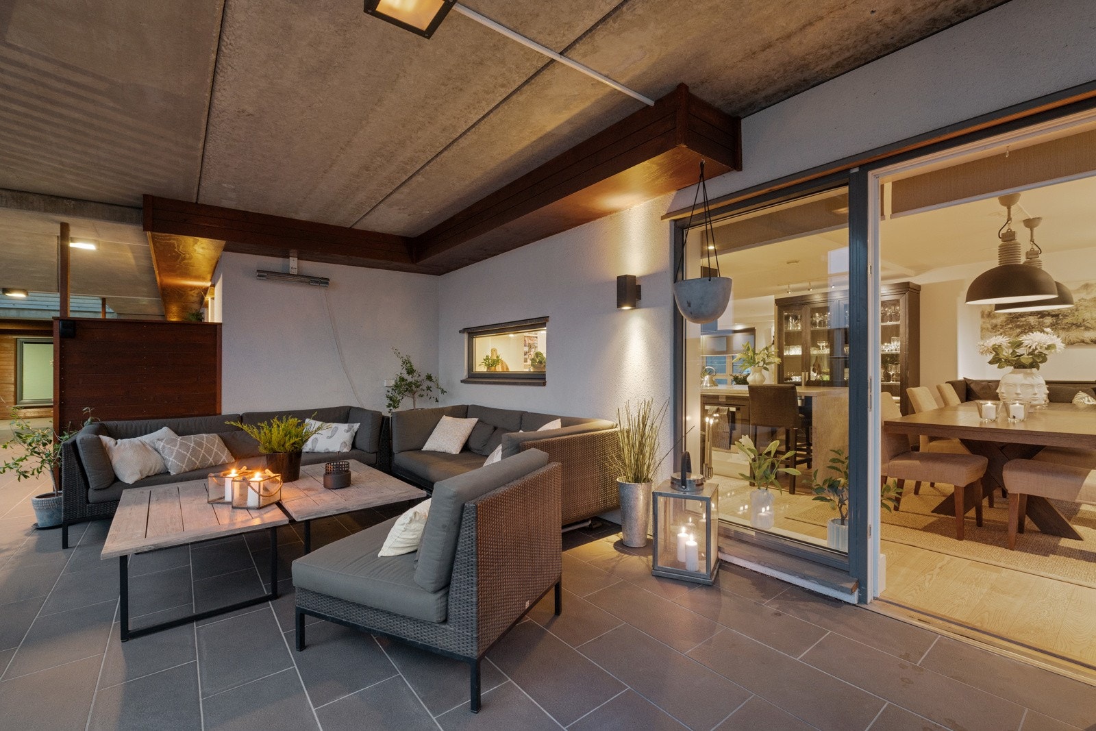 Kveldsstemning, terrasse i tilknytning til spisestue/kjøkken. Galleribilde