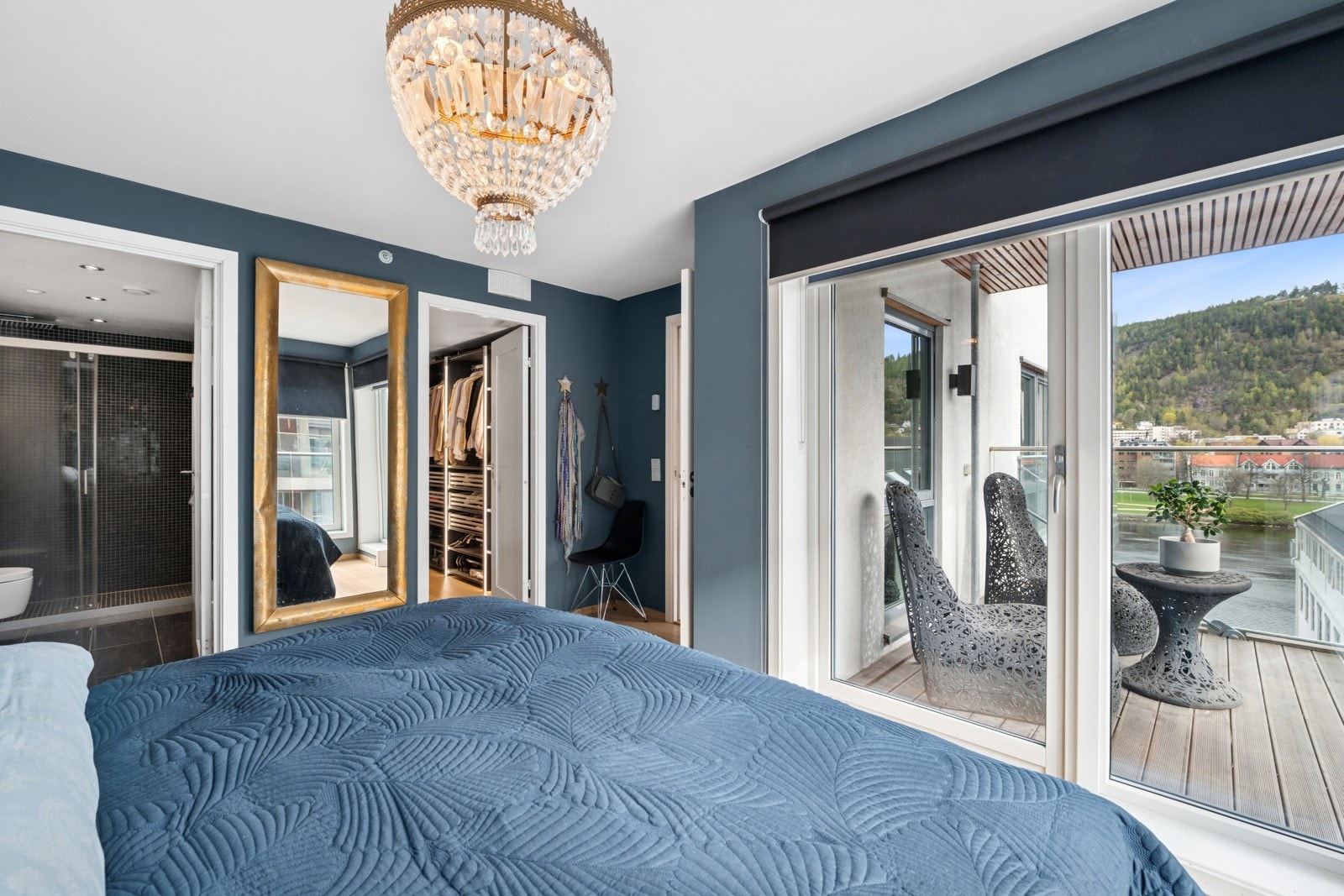 Hovedsoverom med eget bad, garderoberom og egen balkong. Galleribilde