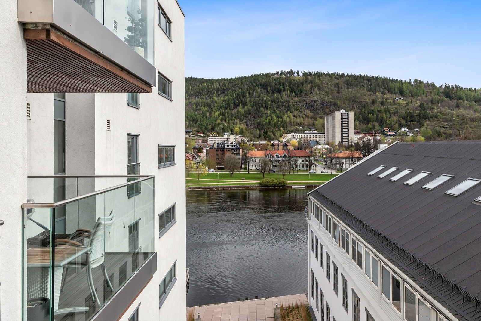 Balkong med utsyn mot elven. Galleribilde