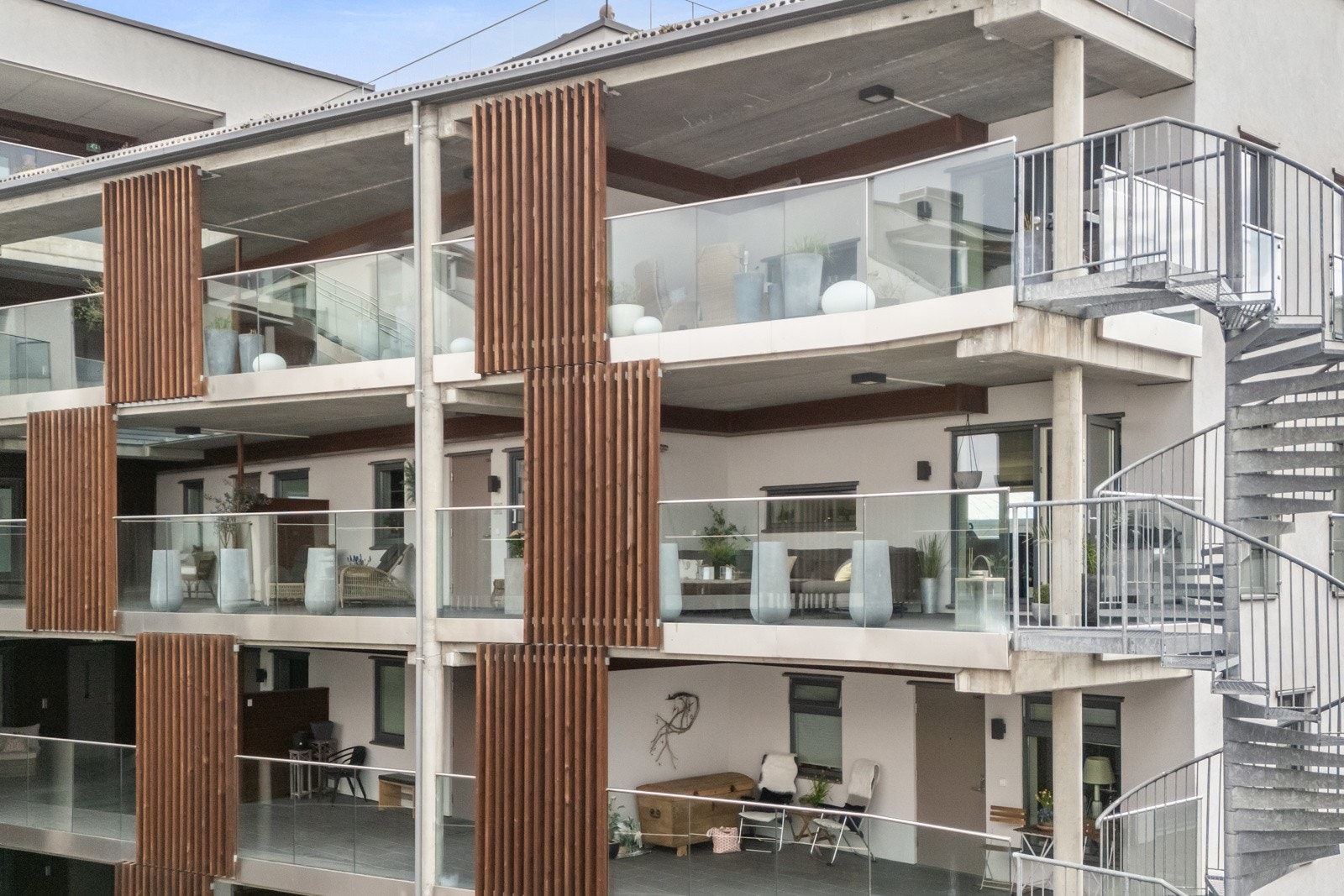 Fasade innvendig i atrium. Galleribilde