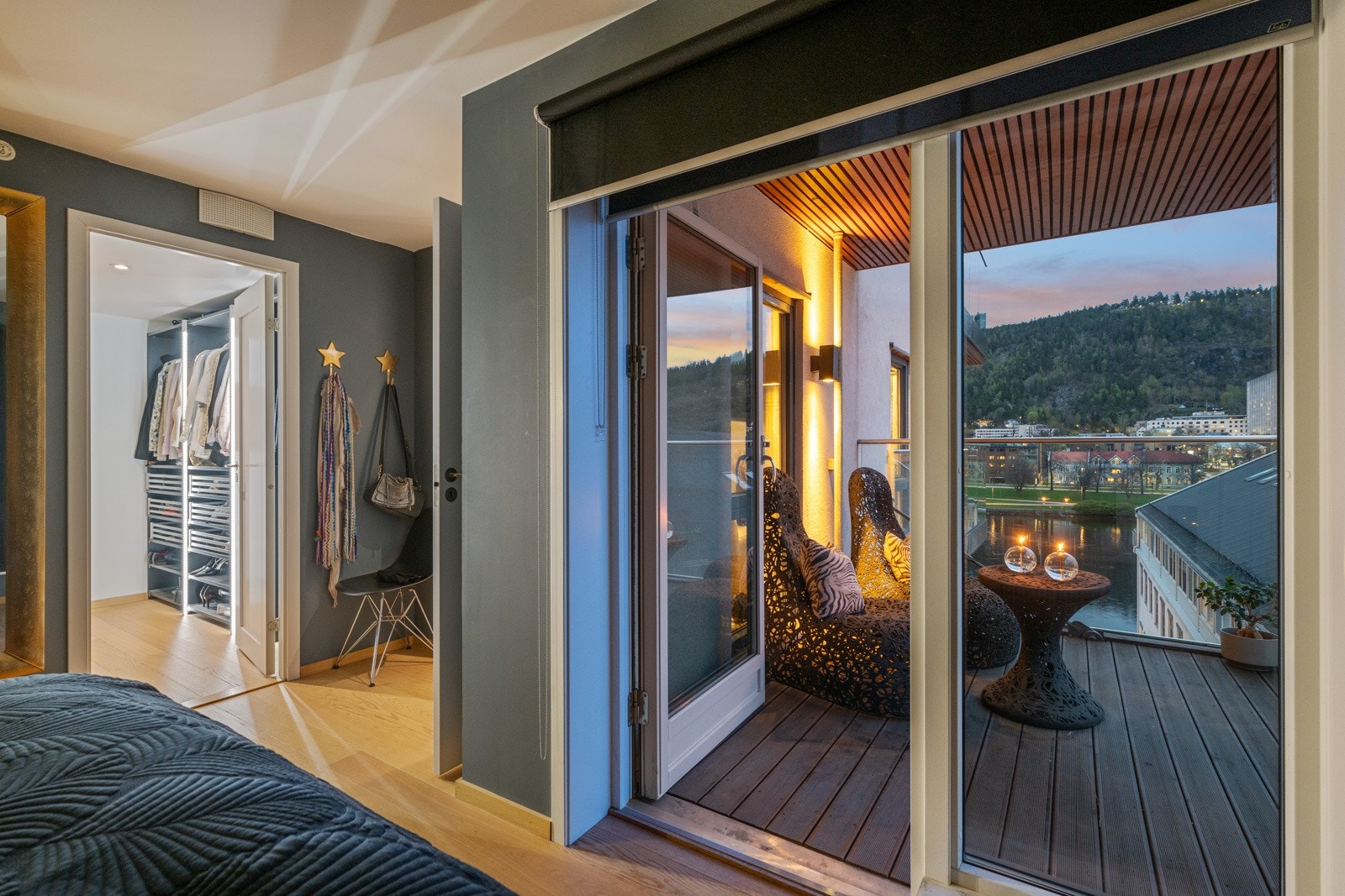 Kveldsstemning balkong tilhørende hovedsoverom. Galleribilde