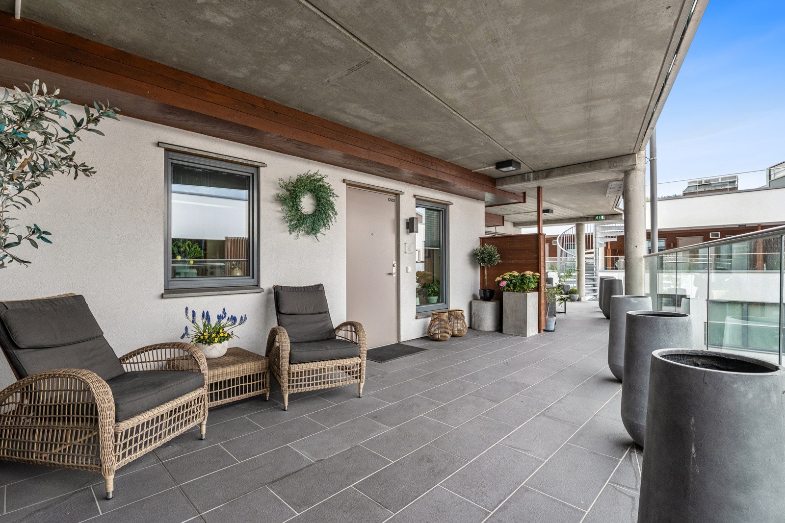 Inngangsparti via romslig og lunt uteområde/terrasse. Galleribilde