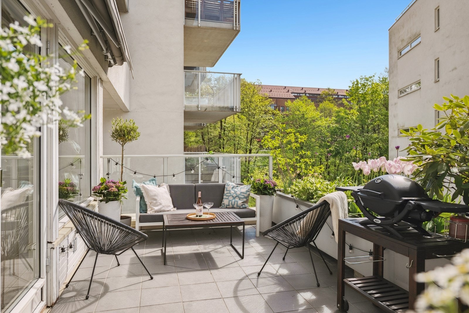 På årets 17 mai var det god plass til langbord på verandaen med hele 18 gjester! Galleribilde