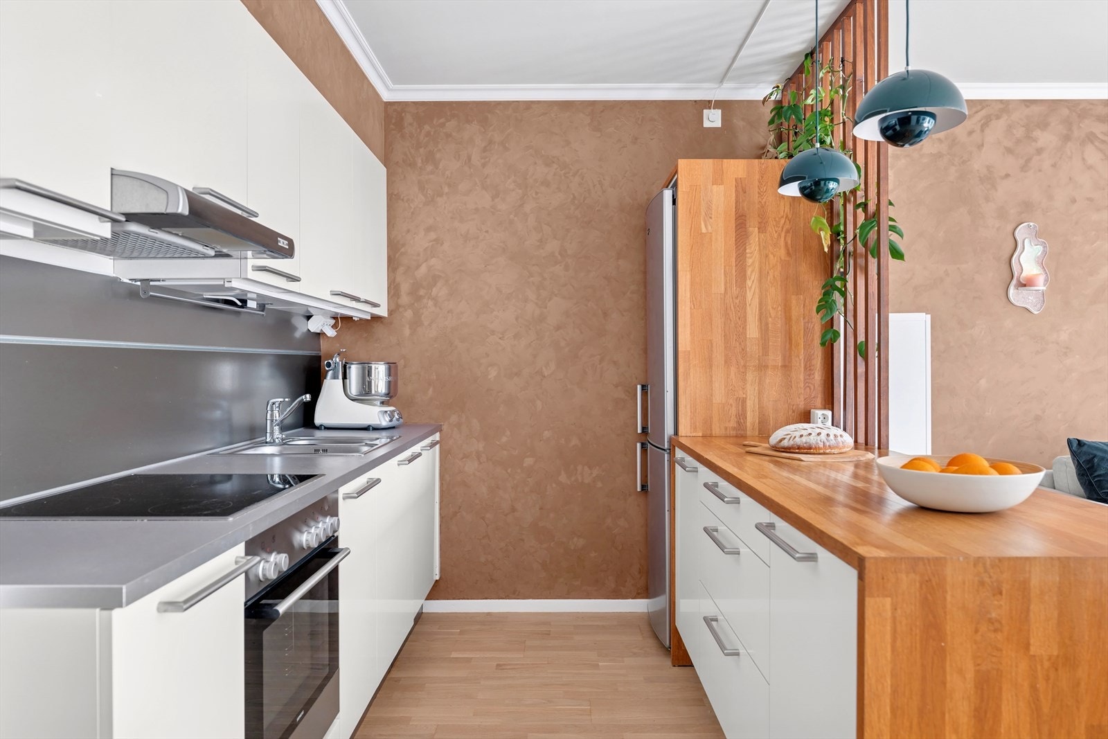 Kjøkkenet er fra HTH og har slette fronter, med en god kombinasjon av skap- og benkeplass. Galleribilde