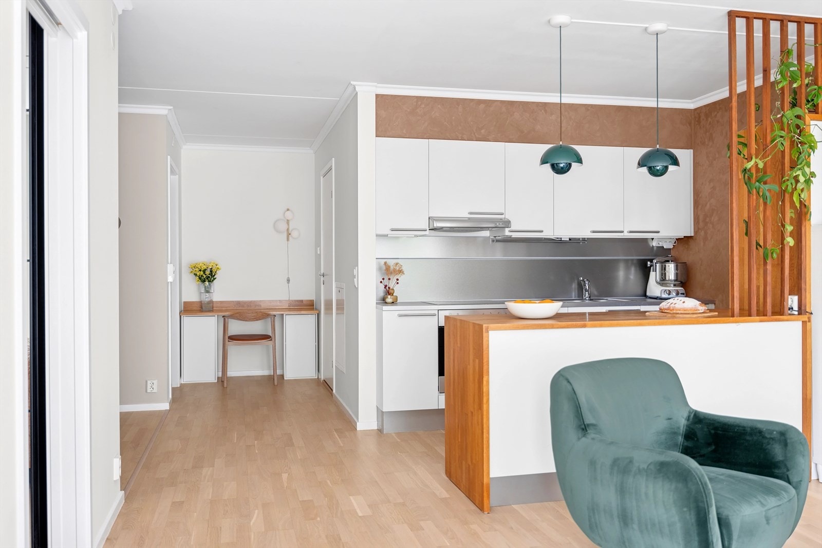 Den praktiske planløsningen gir deg muligheten til å være sosial også under kokkeleringen. Galleribilde