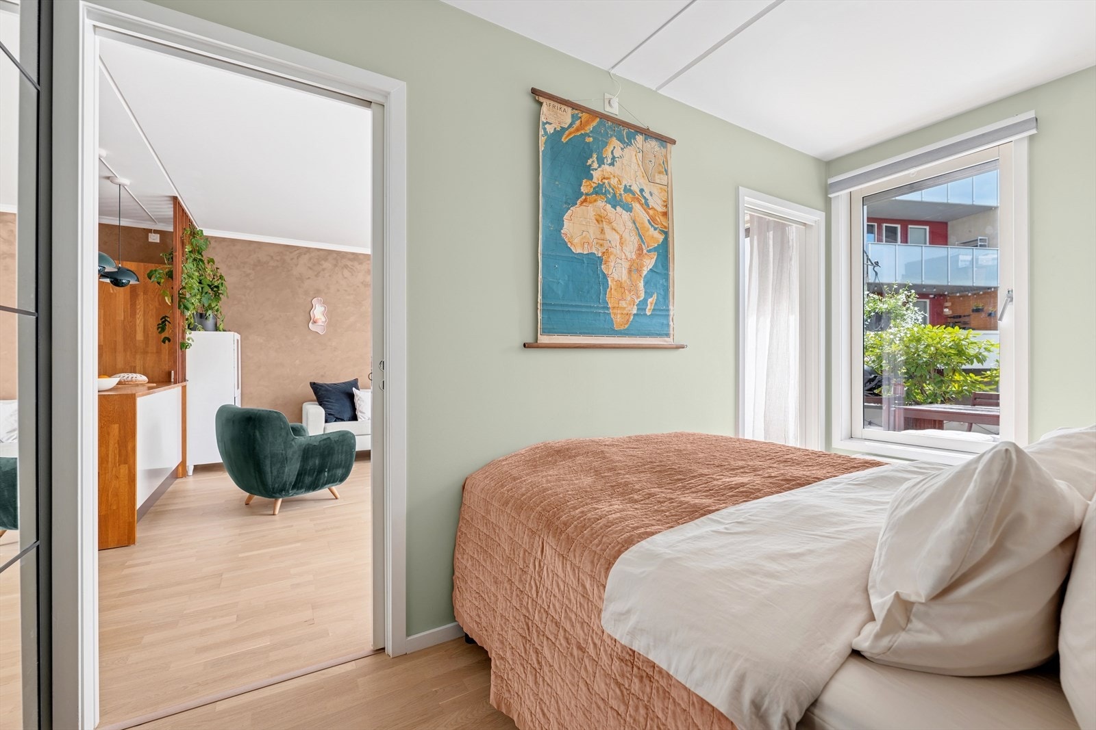 På soverommet er det plass til dobbeltseng og medfølgende garderobe. Galleribilde