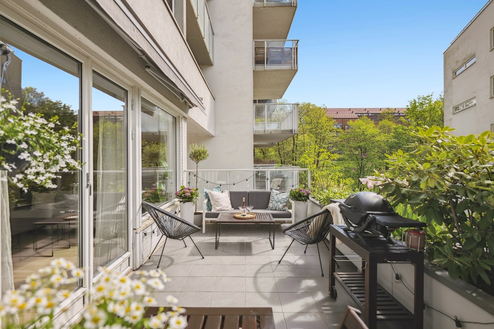 Privat og solrik terrasse på hele 16,5 m² med flotte planter som kommer igjen år etter år! Galleribilde