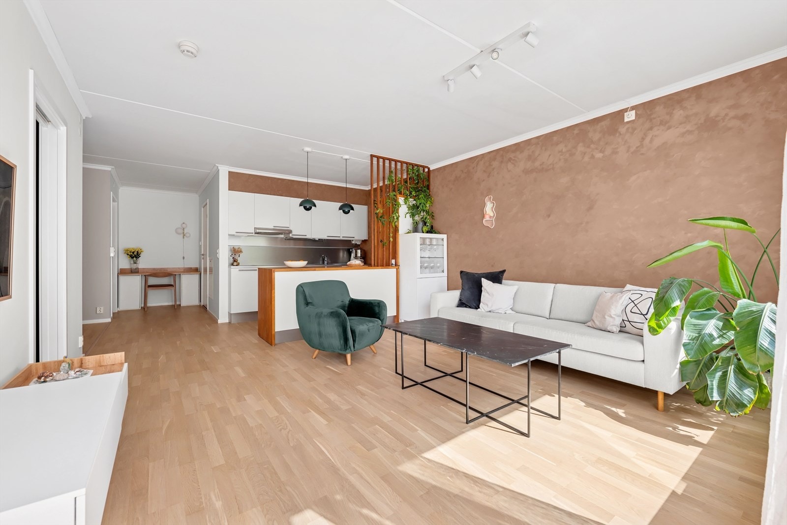 Parketten er slipt og lakket i april 2025 i hele leiligheten (gjennomført av Norgulv AS). Galleribilde