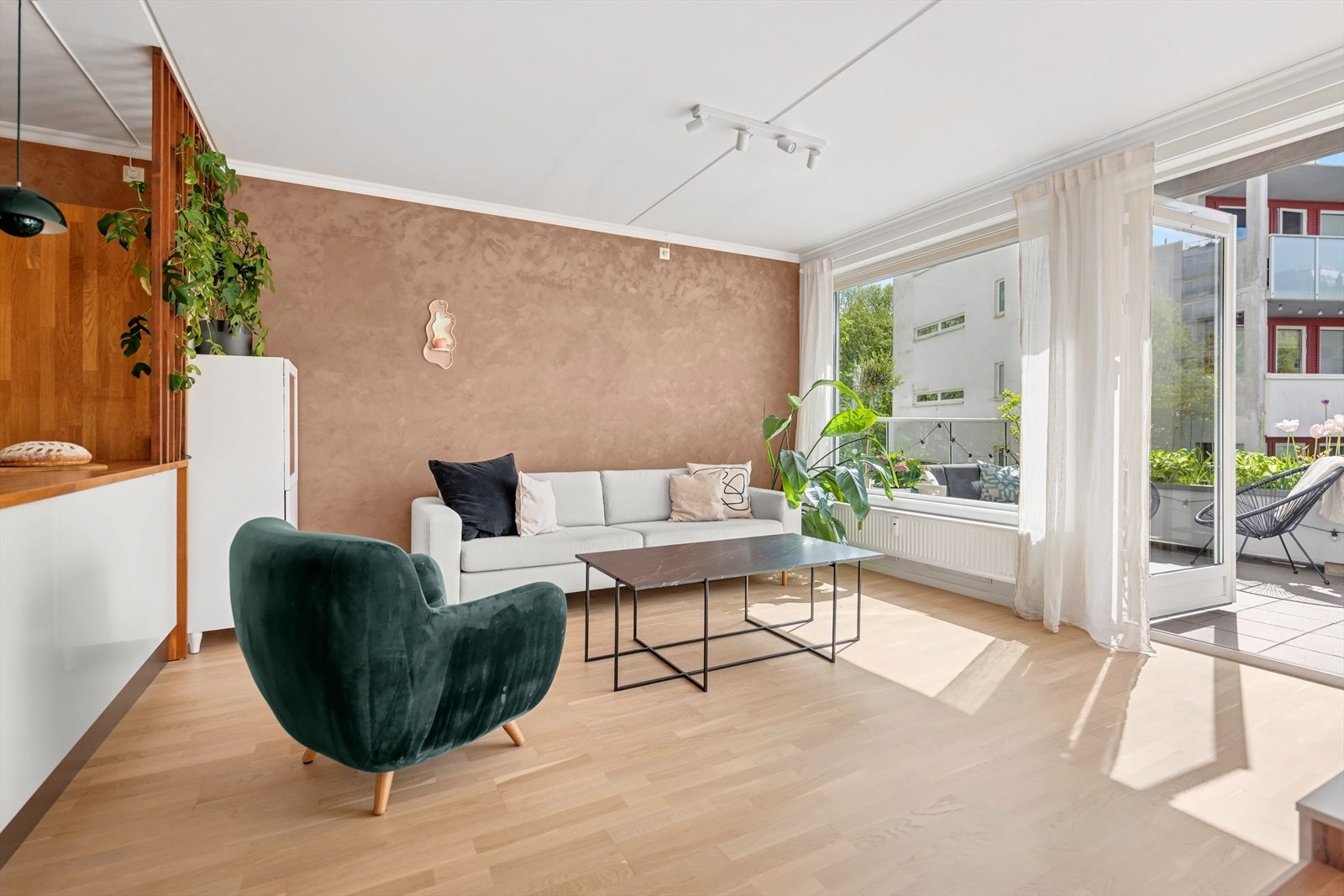 De store vindusflatene sørger for en lys og luftig atmosfære i boligen. Galleribilde