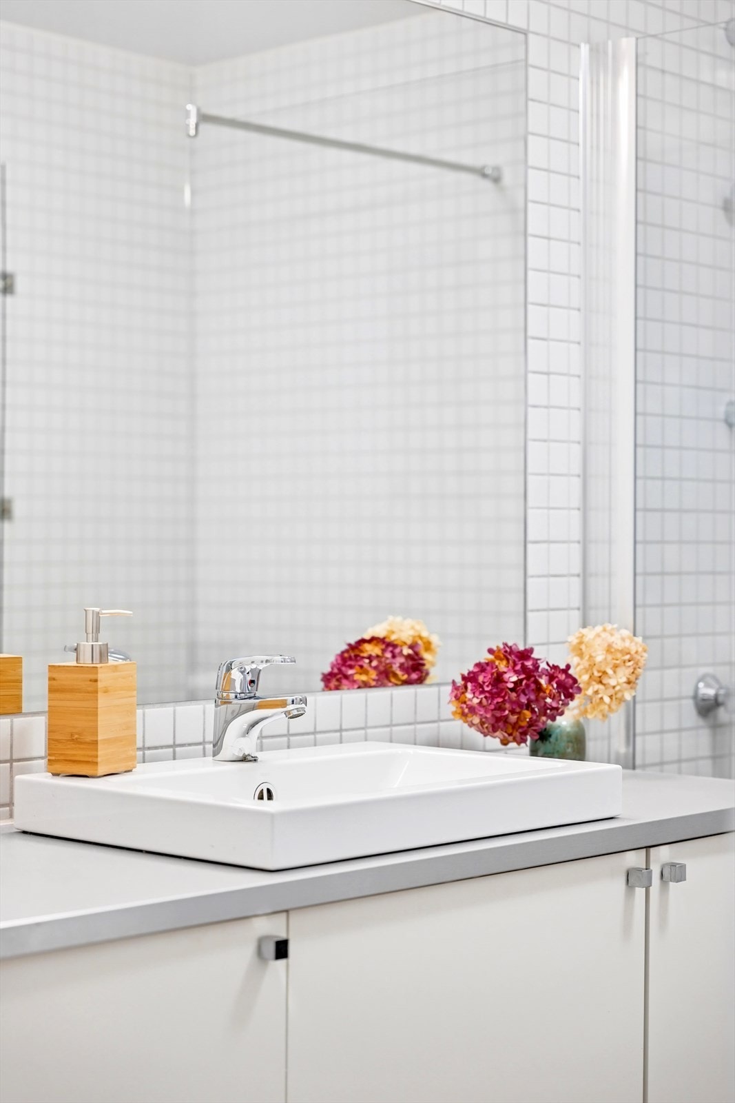 Baderomsinnredningen er bestående av vegghengt toalett, dusj, servant med ett-greps blandebatteri og servantskap. Galleribilde