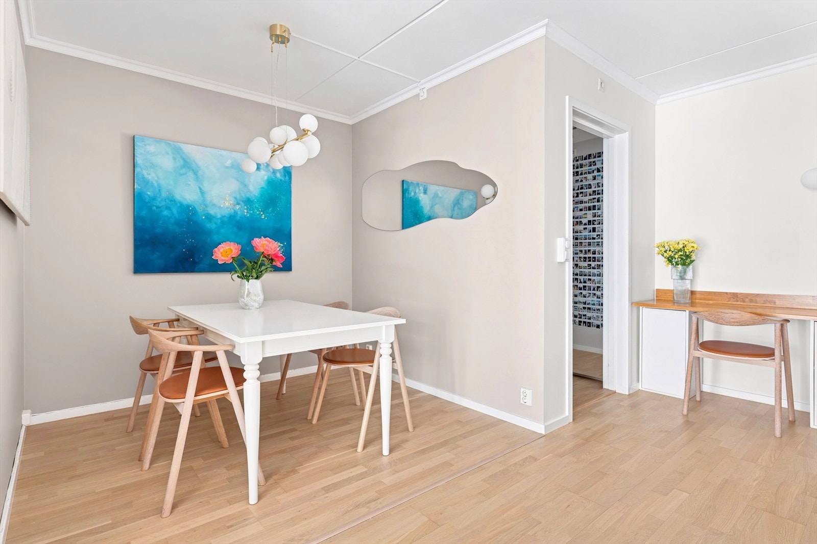 Naturlig plass til stor spisegruppe ved siden av kjøkkenet. Leilighetens sikringsskap skjuler seg bak bilde på veggen! Galleribilde