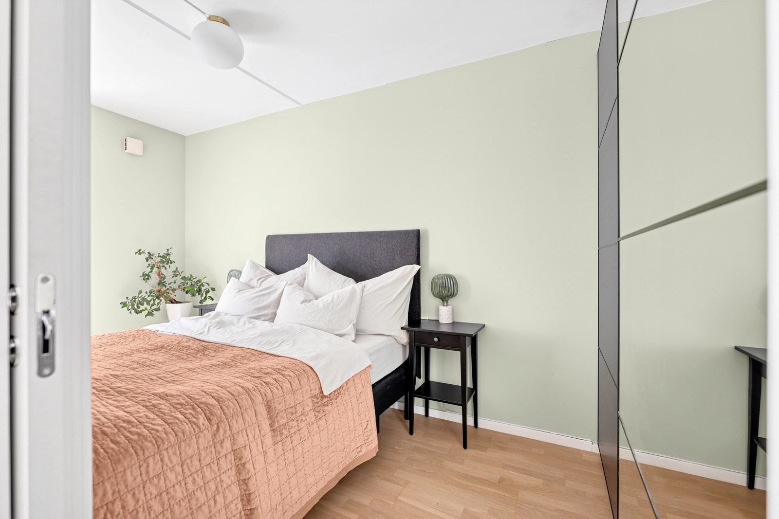 Soverommet er innbydende med parkett på gulvet og lysmalte overflater. Store deler av leiligheten er malt i tidsriktige fargetoner i 2021, 2022 og 2025. Galleribilde