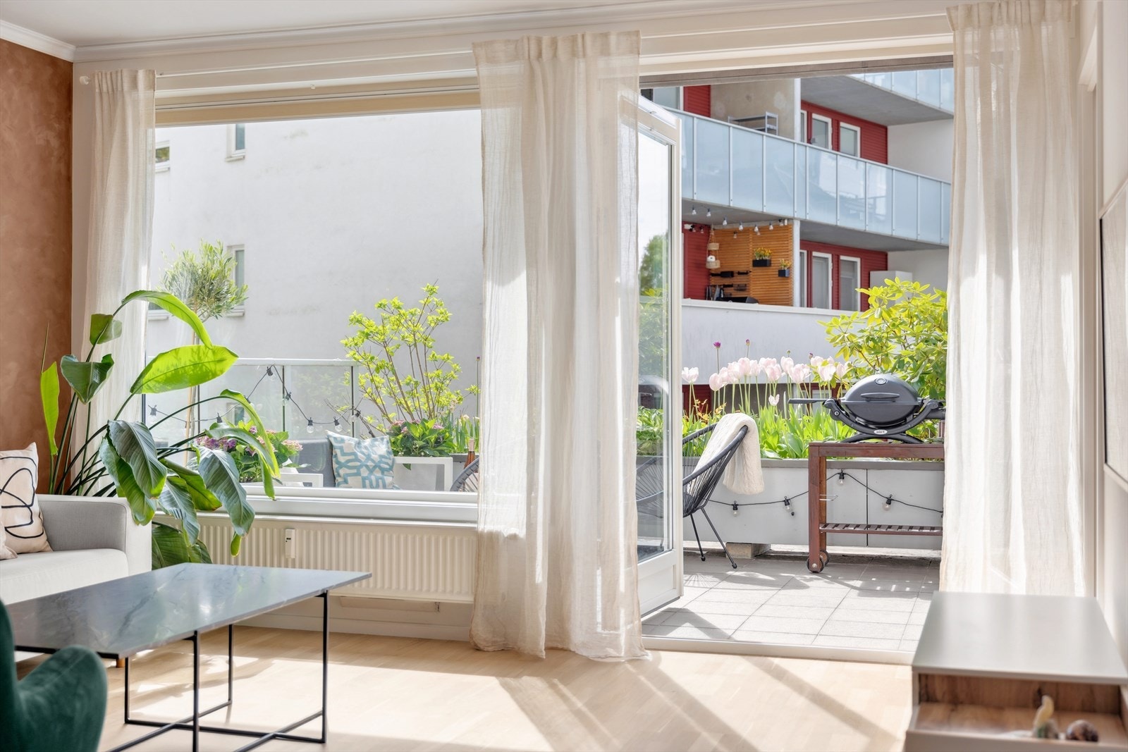 Terrassen fungerer som en naturlig forlengelse av rommet og blir i praksis boligens tredje oppholdsrom i sommerhalvåret! Galleribilde