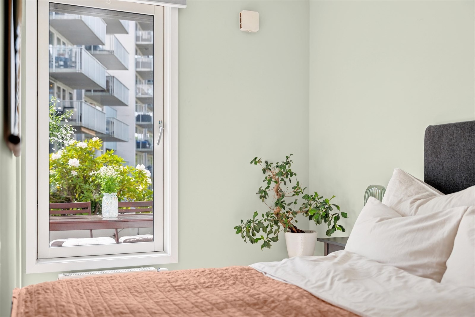 Leiligheten byr på flotte kvaliteter som store vinduer og moderne overflater. Galleribilde