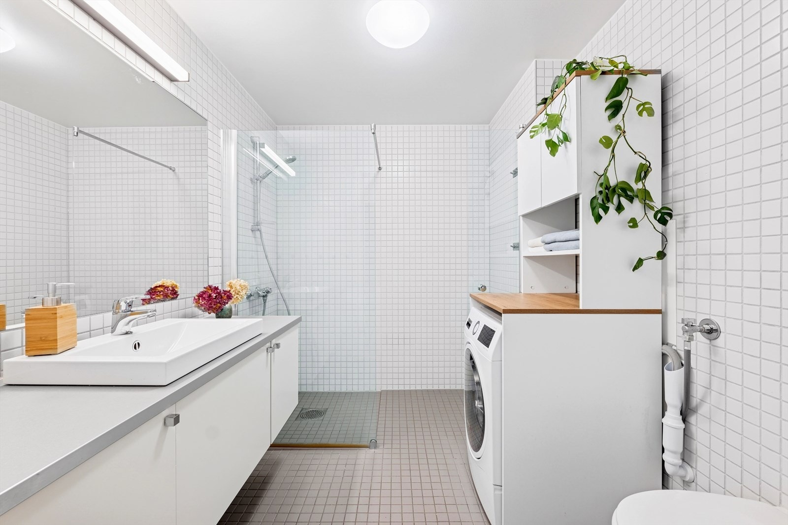 Det er montert opplegg og egnet plass for vaskemaskin. Galleribilde