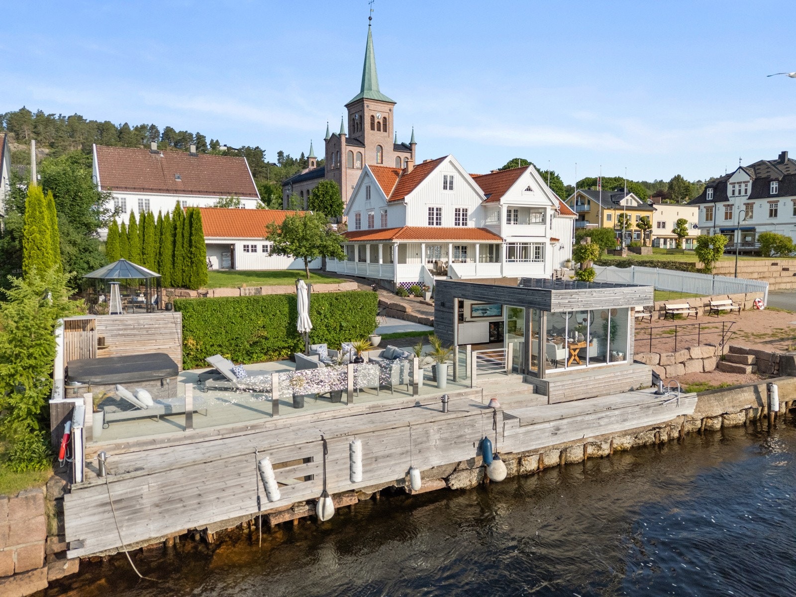 Proaktiv v/Ola Skarra Arnesen presenterer en sjelden perle i Svelvik sentrum - fantastisk eiendom ved vannkanten i Storgaten 59. Galleribilde