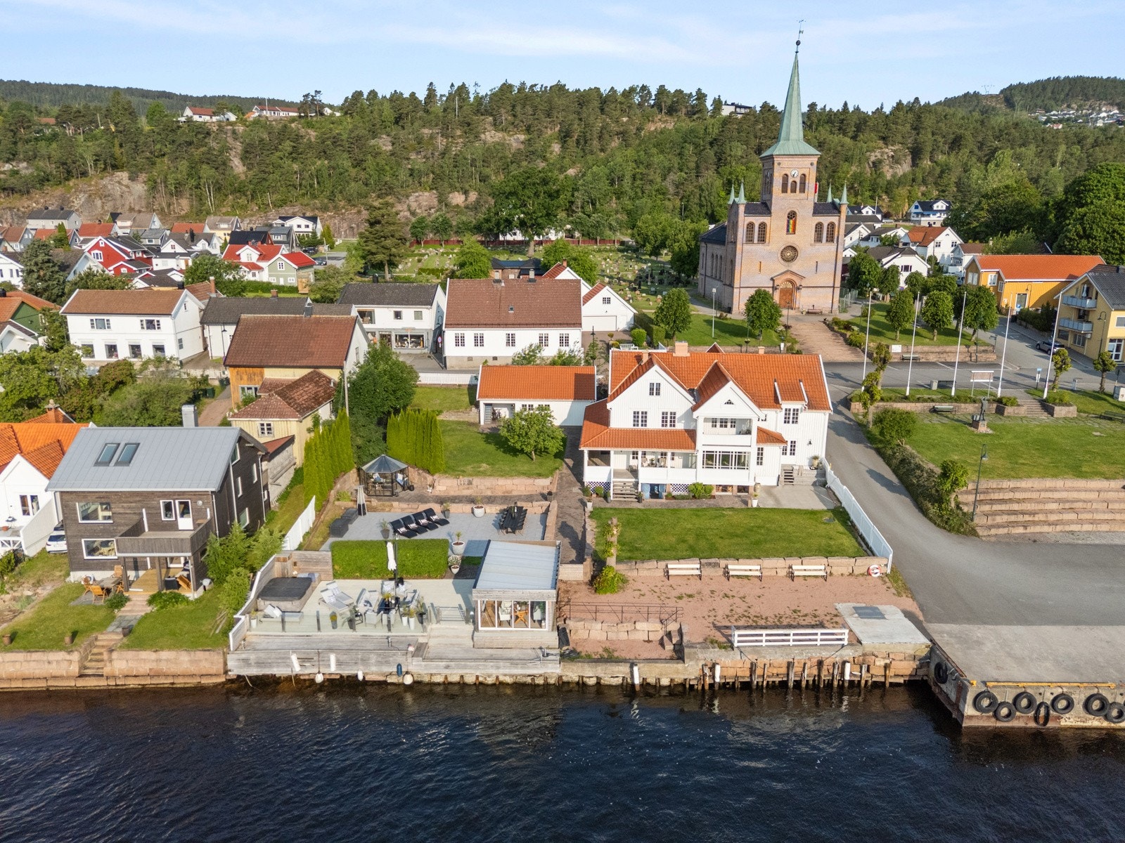 Beliggende midt i Svelvik sentrum. Idyllisk ved vannet og ferga. Galleribilde