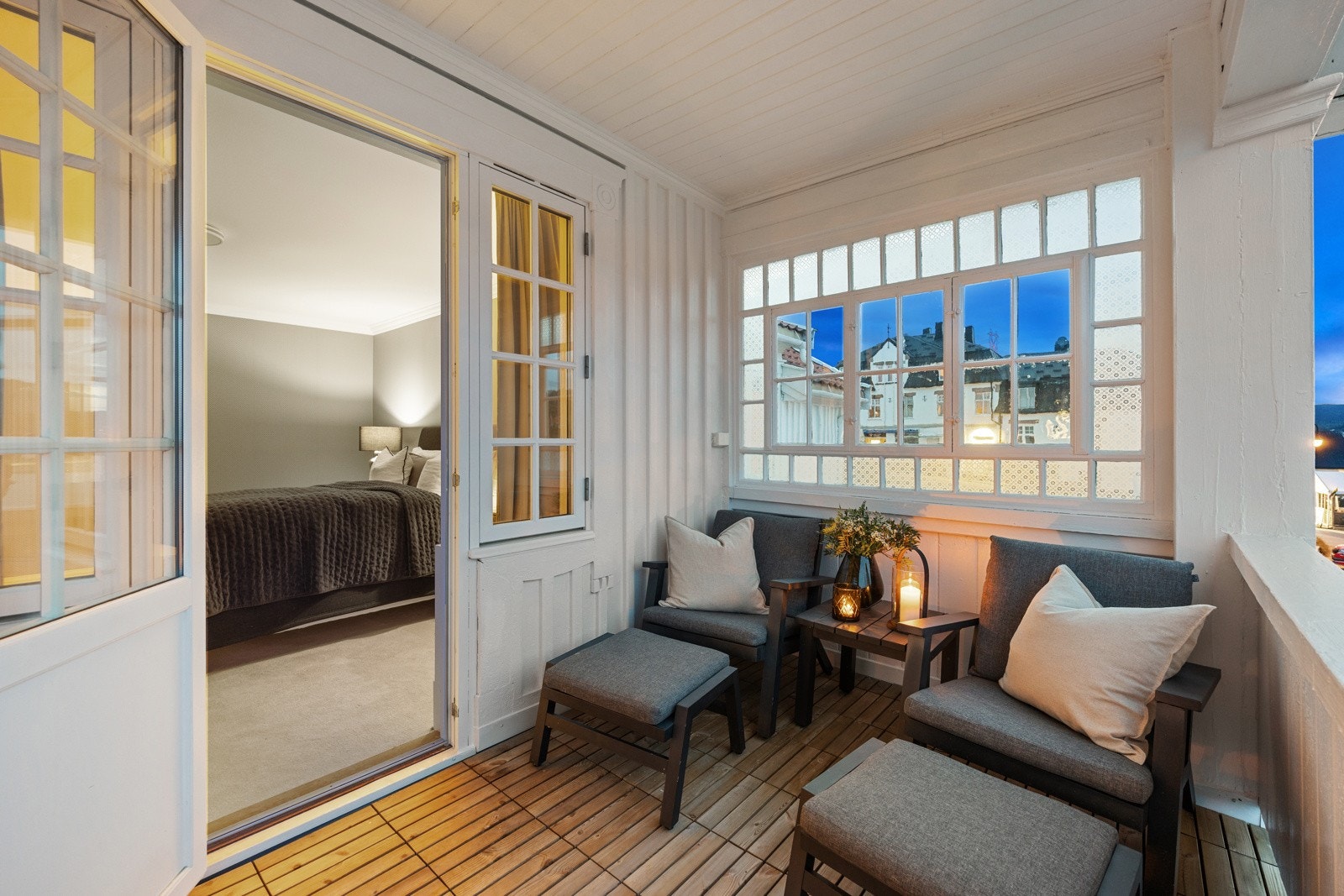 Ut fra soverommet ligger en flott veranda hvor utsikten kan nytes maksimalt fra sengekanten - hver morgen. Galleribilde