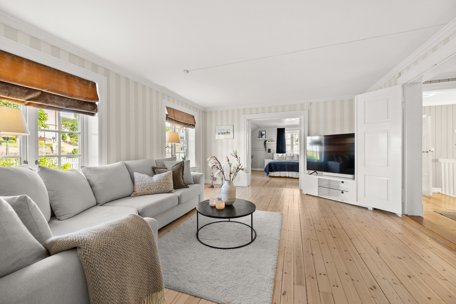 Sentralt i denne etasjen ligger en flott stue med sammenfallende interiør som harmonerer med det vi har fått presentert i øvrige rom. Galleribilde