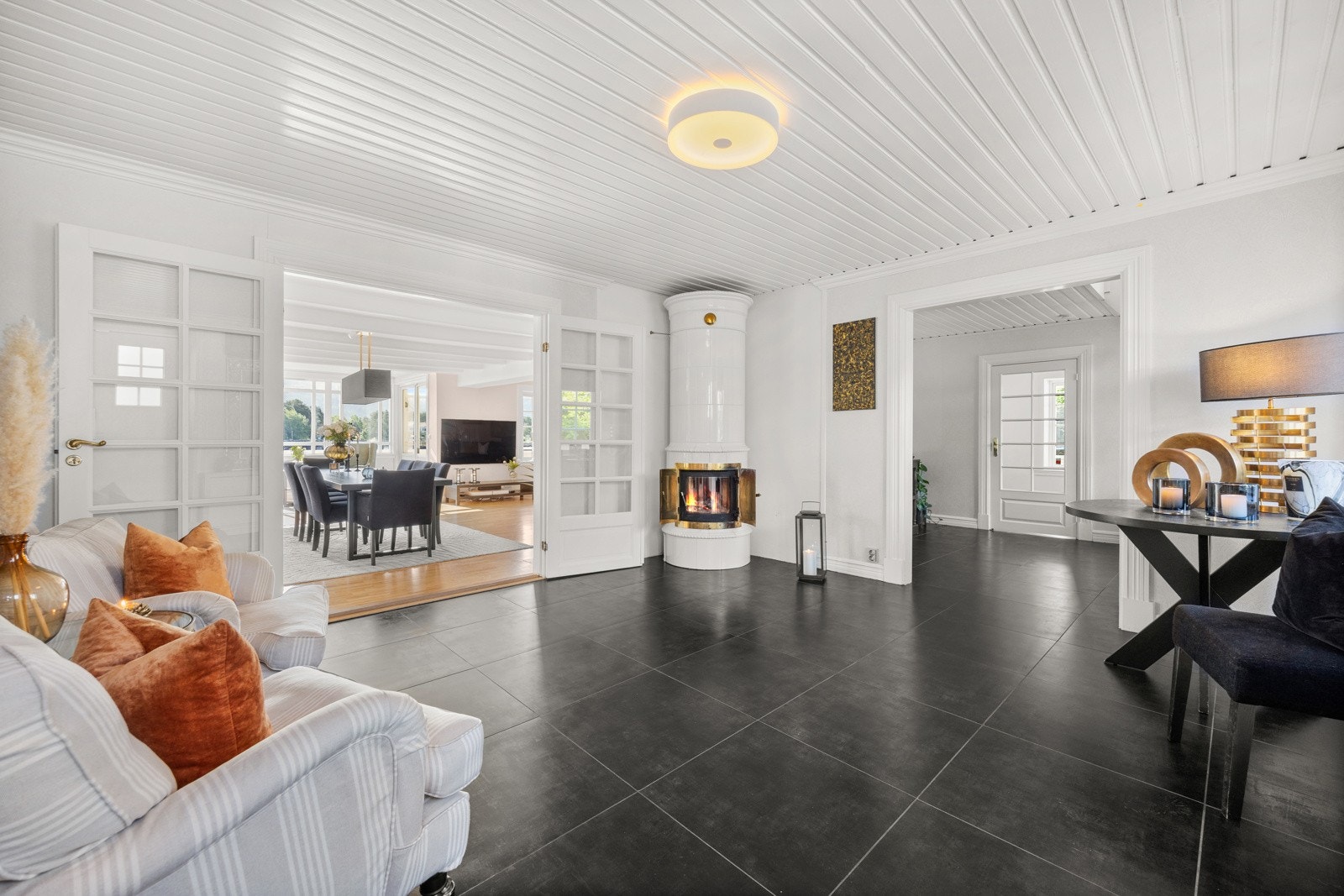 Den store og luftige hallen gir en imponerende førsteinntrykk av boligen og gir en forsmak på den høye kvaliteten du vil oppleve gjennom resten av huset. Galleribilde