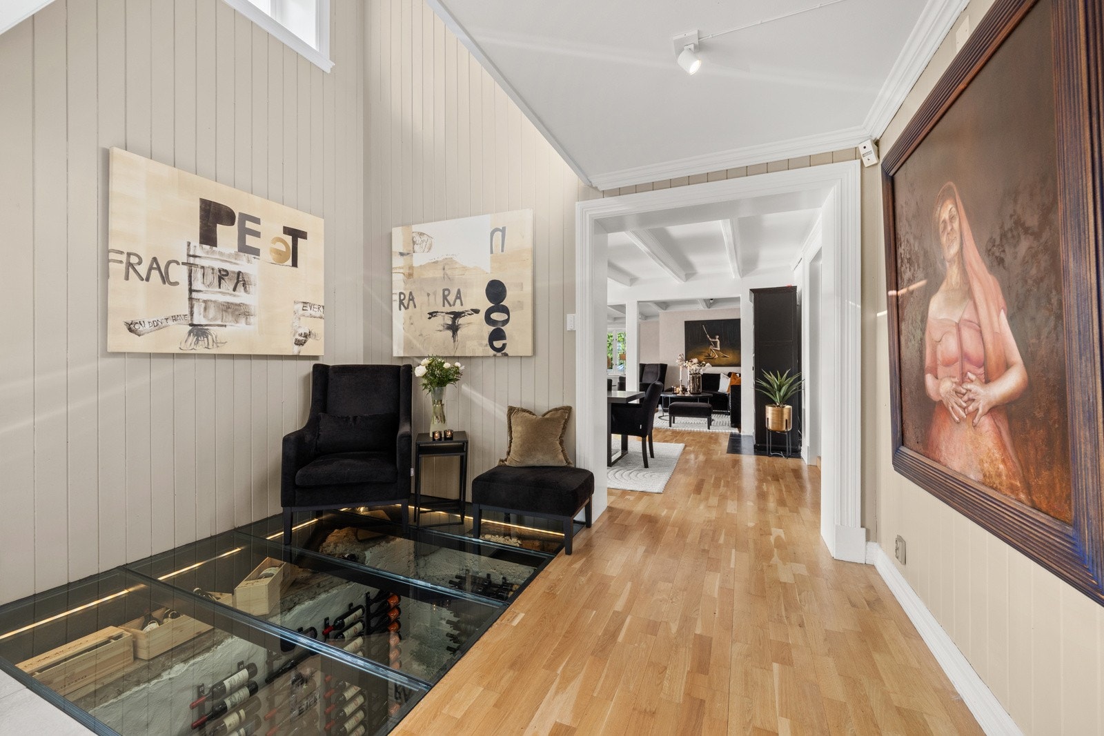I mellomgangen fra hovedstuen og kjøkkenet er det glassfelt på gulvet som gir innsyn ned til vinkjelleren. Galleribilde