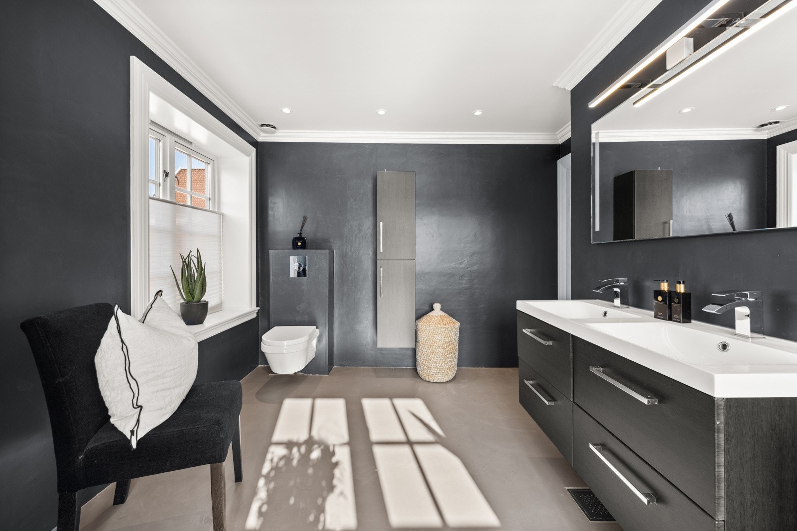 Praktisk med dobbel servant når man er flere på badet samtidig. Galleribilde