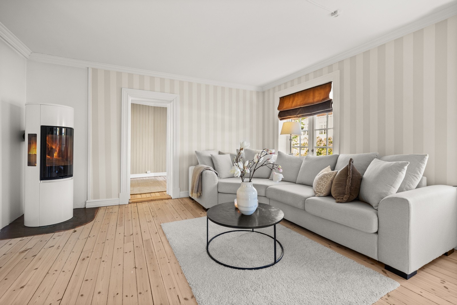 Stuen blir et populært tilleggsareal for de minste i familien og det er plass til både sofagruppe, kontorløsning og lekene. Galleribilde
