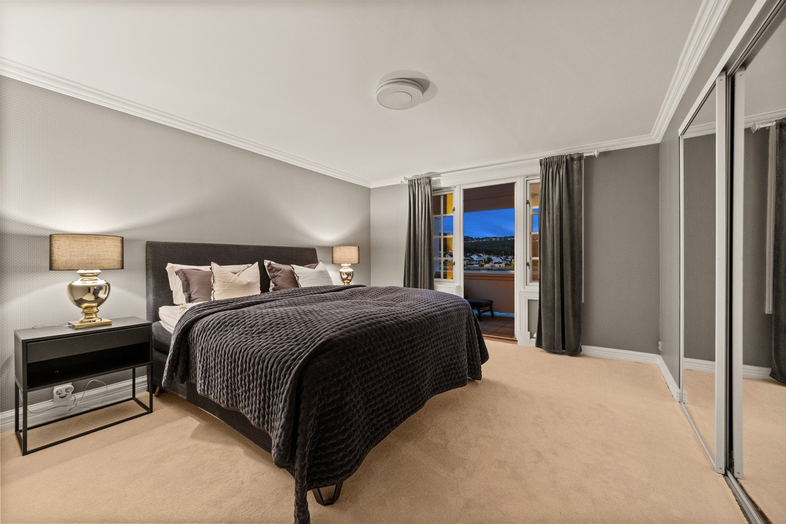 Romslig mastersuite med soverom, eget bad og stort walk-in closet. Galleribilde