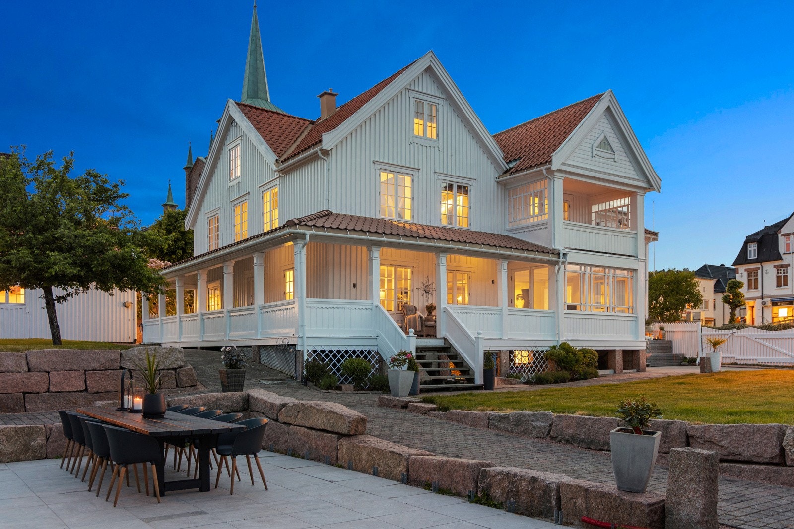 Uteområdene er nøye planlagt og er særdeles pent gjennomført. Hver sone på tomten er gjennomtenkt og godt utnyttet samtidig som det skaper en flott helhet. Galleribilde