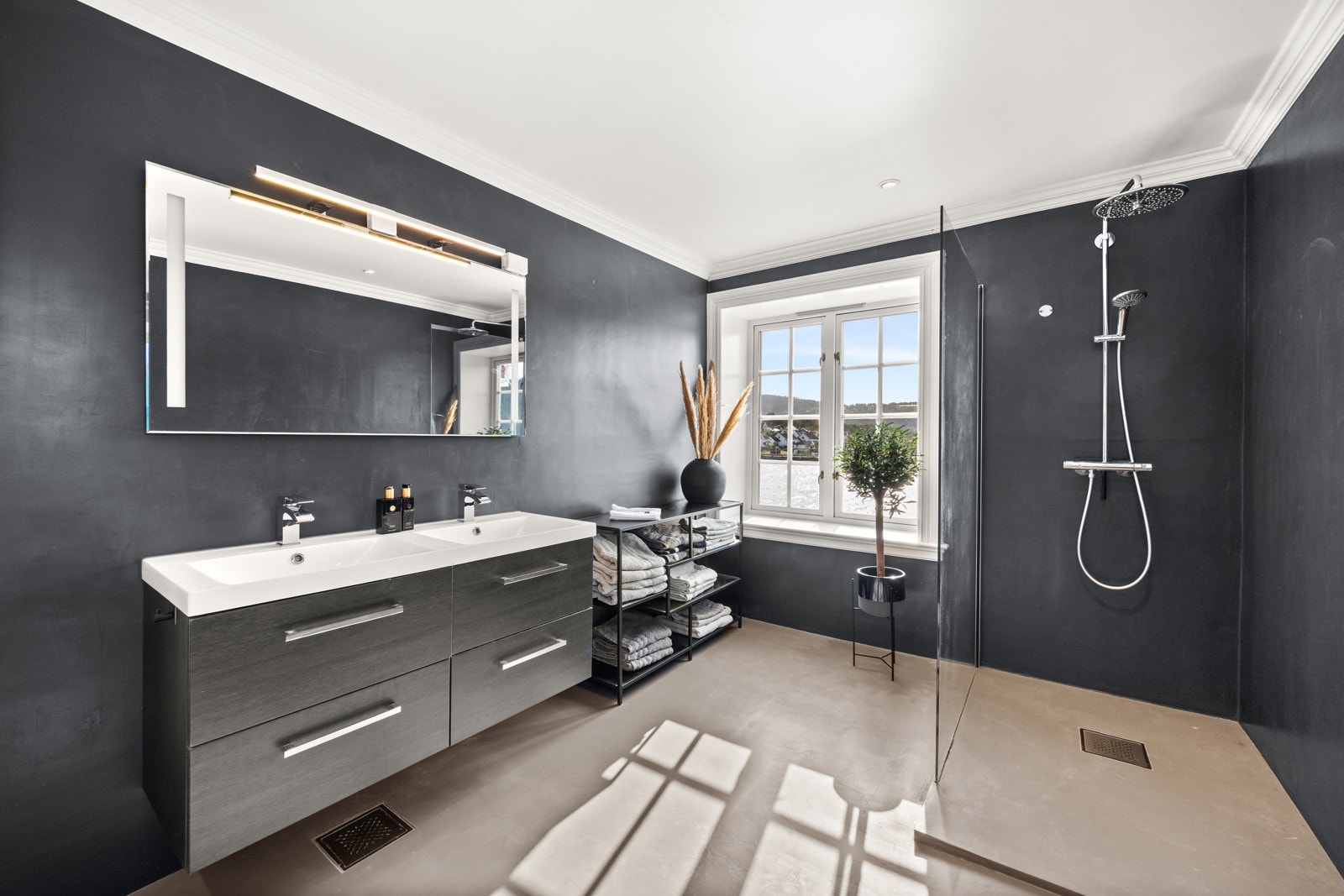 Badet tilknyttet mastersuiten har microsement fra 2018 og innredning fra samme år. Galleribilde