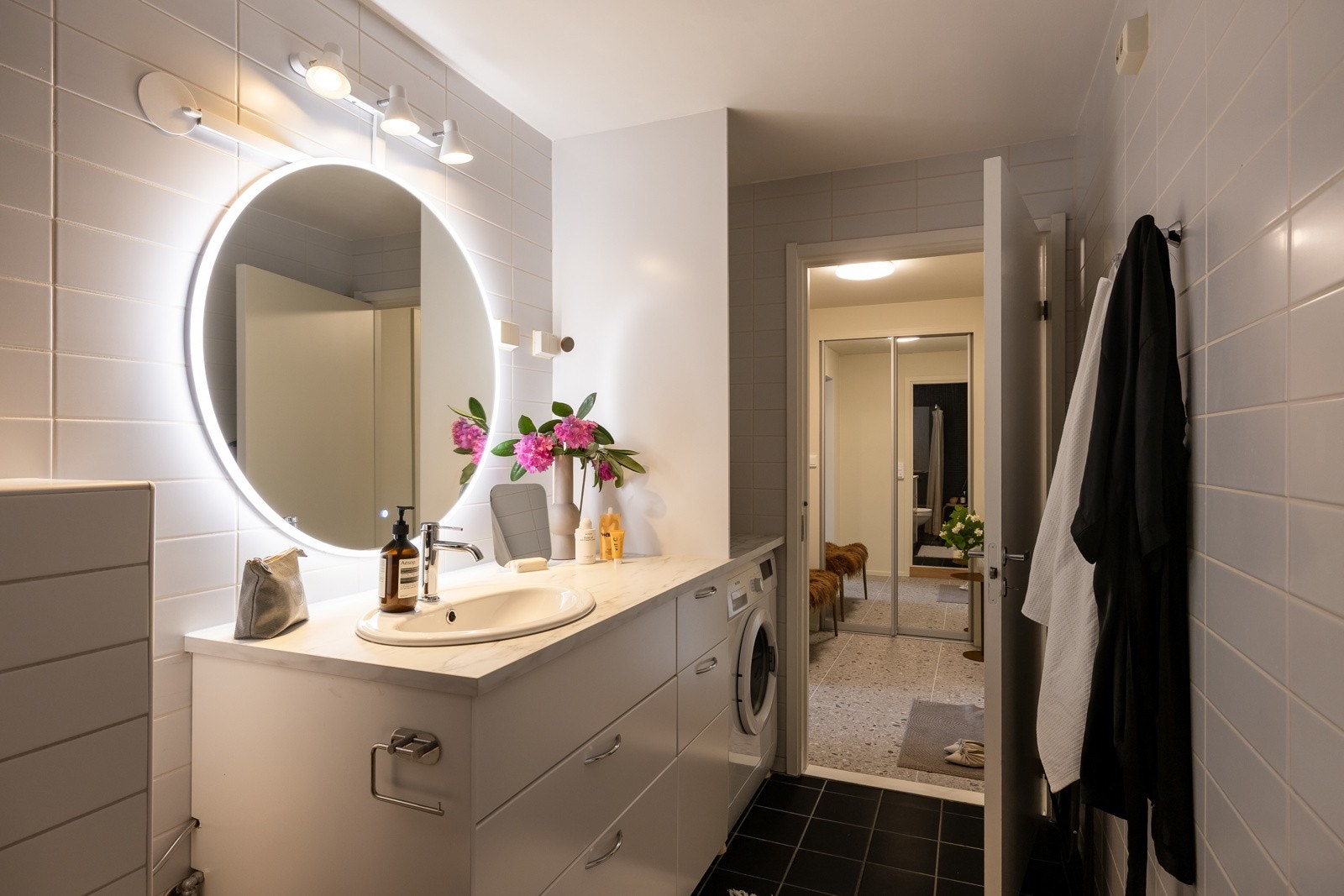 Badet har nedfelt servant i romslig innredning med stor benkeplate. Det er naturlig ventilasjon med avtrekk og tilluft, samt belysning både fra og over speil. Sluk fra 2008 med synlig membran og fall mot dusj på ca. 20 mm. Galleribilde