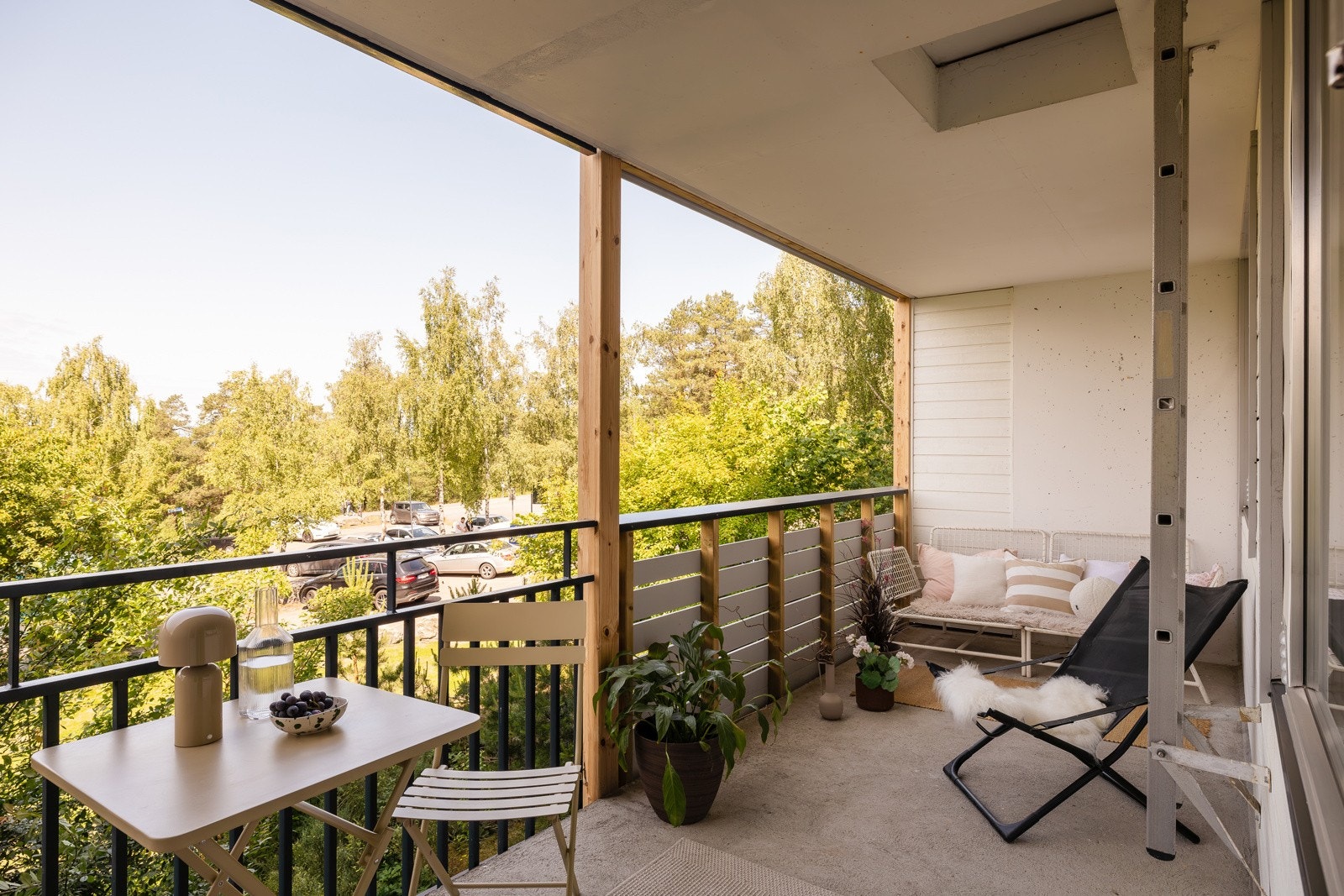 Vestvendt og solrik balkong med gode solforhold på ettermiddag og kveld - perfekt for avslapping og hyggelige sommerkvelder. Galleribilde