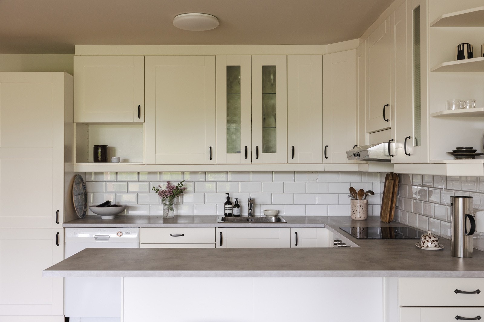 Moderne og delikat kjøkken med slette fronter og laminat benkeplate. Praktisk nedfelt stålvask og ettgreps blandebatteri gir både funksjon og stil. Galleribilde