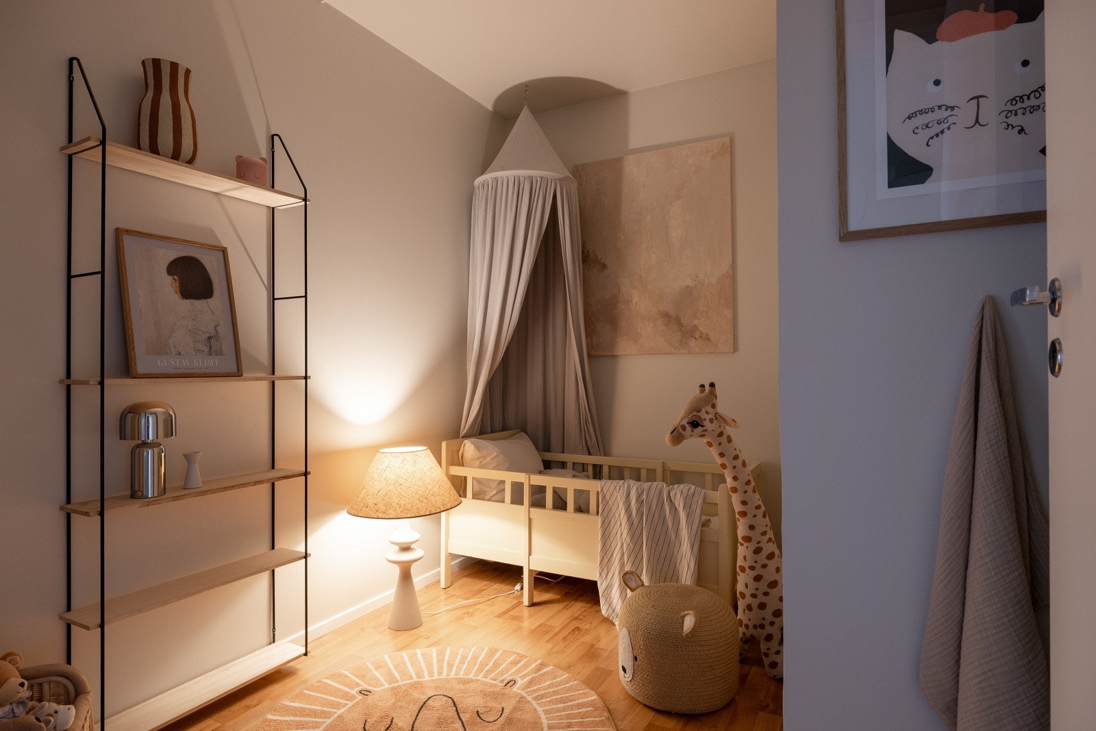 Disponibelt rom som benyttes som barnerom. Rommet er opprinnelig en del av soverommet. Rommet har plass til 90cm-seng. Rommet er ikke godkjent som soverom. Galleribilde