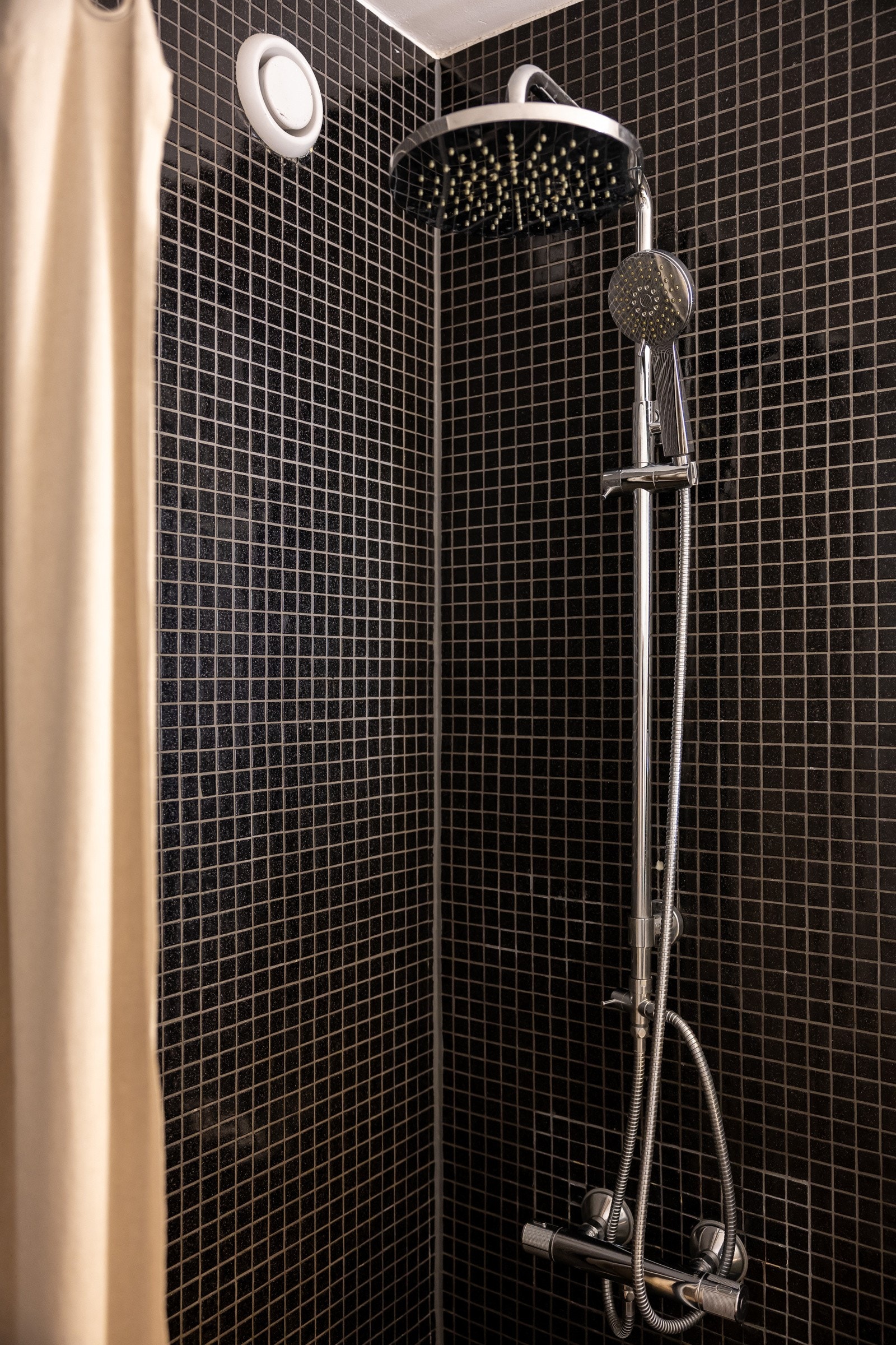 Baderom med moderne regnfallsdusj - en luksuriøs dusjopplevelse som gir spa-følelse i hverdagen. Galleribilde