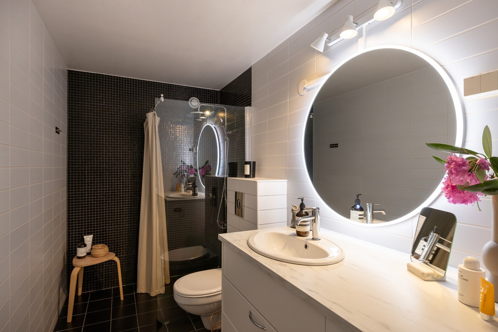 Delikat og romslig 2-roms leilighet med inngang fra bakkeplan. Må sees! Galleribilde