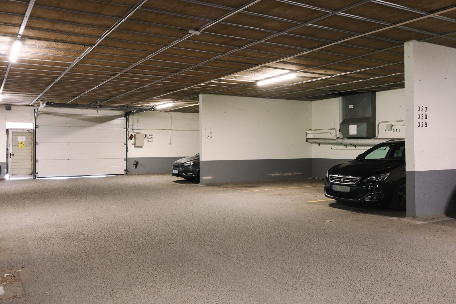 Fast plass i lukket garasjeanlegg. Mulighet for installasjon av elbillader. Det er stor etterspørsel for leie av garasjeplass i området og god mulighet til å leie ut plassen hvis ønskelig. Galleribilde