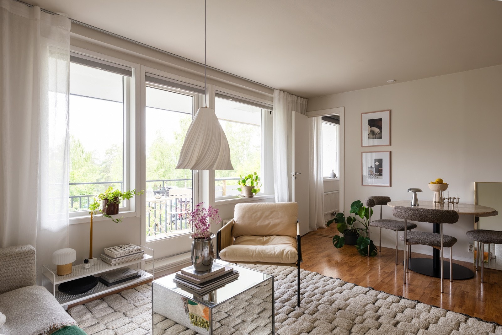 Romslig og luftig stue med god plass til både sitte- og spisegruppe. Galleribilde