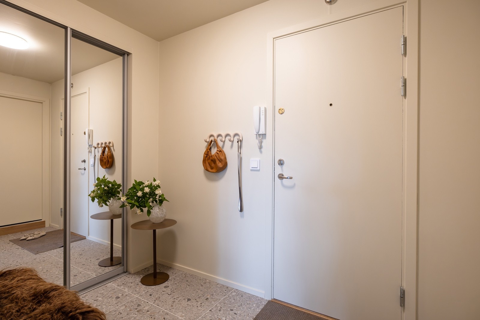Lys og romslig entré med god plass til sko og yttertøy. Galleribilde