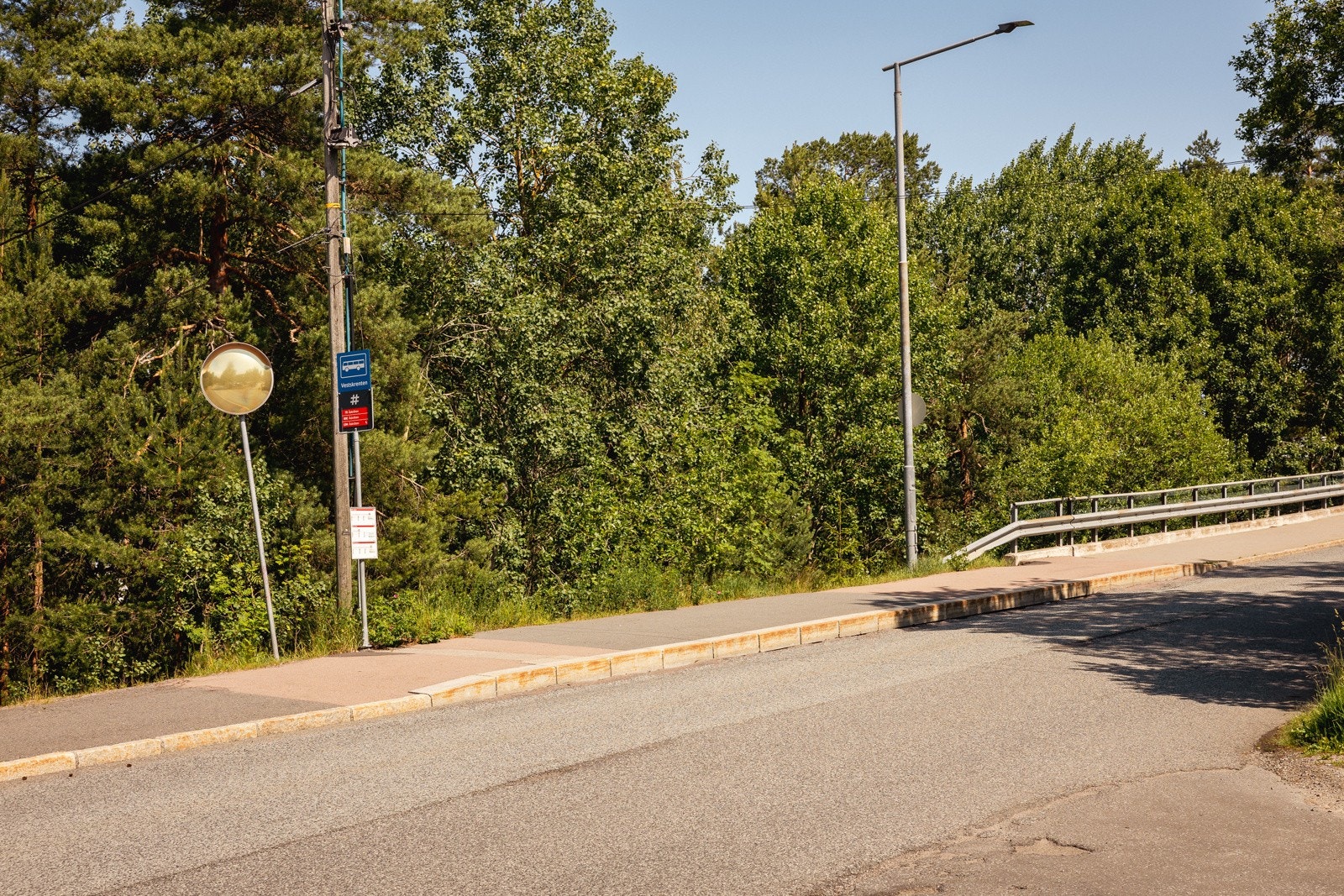 Umiddelbar nærhet til Vestskrenten bussholdeplass. Galleribilde