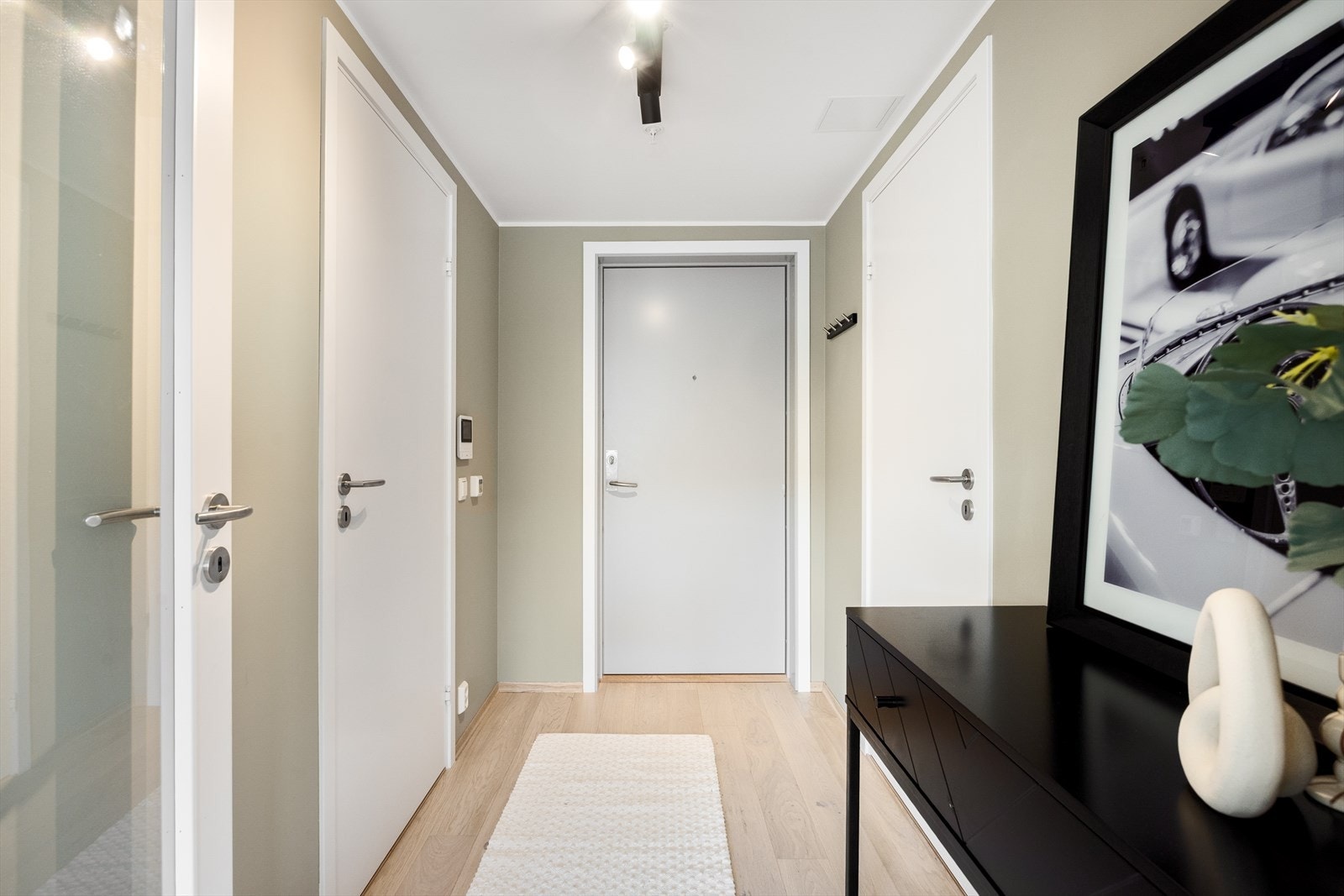 Leiligheten har en lys og innbydende entré som gir et godt førsteinntrykk. Oppgangen er utstyrt med callinganlegg. Galleribilde