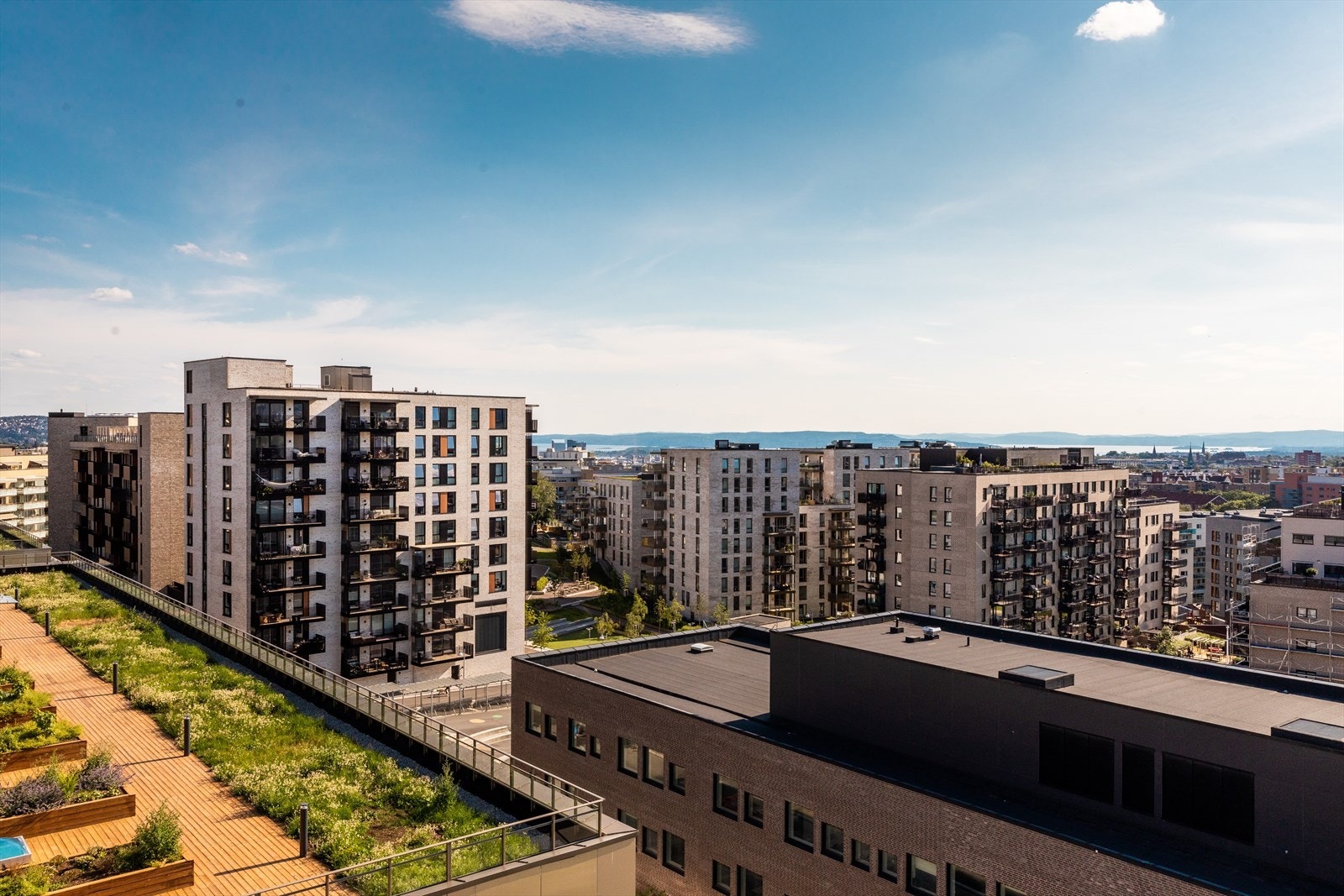 Nydalen har de siste årene gjennomgått en totalforvandling og er nå et urbant, levende og meget moderne bydelssenter. Galleribilde